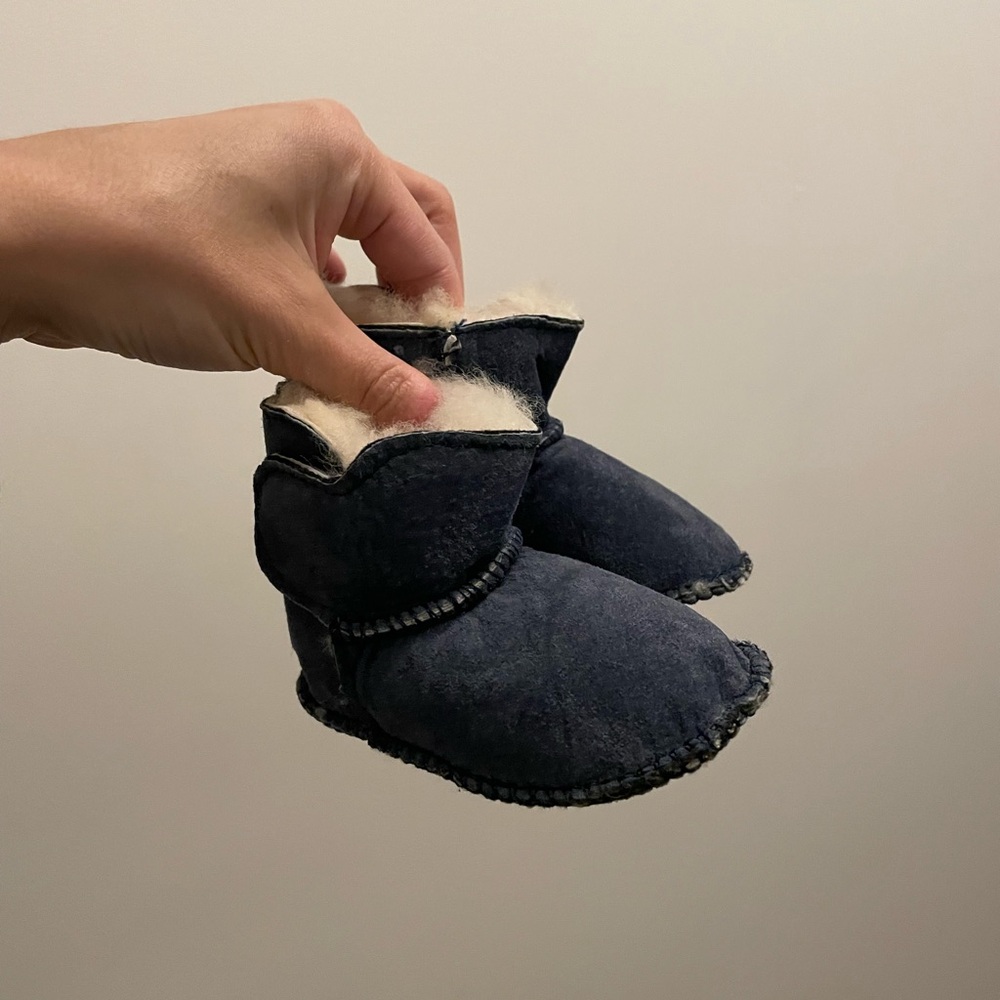 Emu navy sheepskin suede baby booties